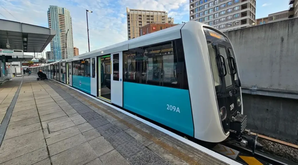 CAF запускає перший автоматизований потяг метро в Лондоні CAF запускає перший автоматизований потяг метро в Лондоні