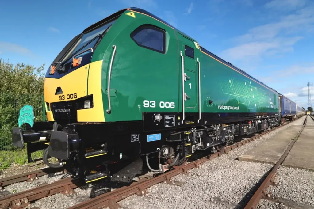 Гибридный локомотив Stadler Class 93 начал эксплуатацию в Великобритании Гибридный локомотив Stadler Class 93 начал эксплуатацию в Великобритании