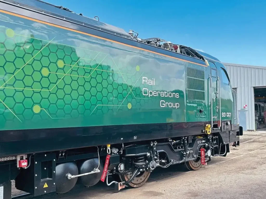 Гибридный локомотив Stadler Class 93 начал эксплуатацию в Великобритании Гибридный локомотив Stadler Class 93 начал эксплуатацию в Великобритании