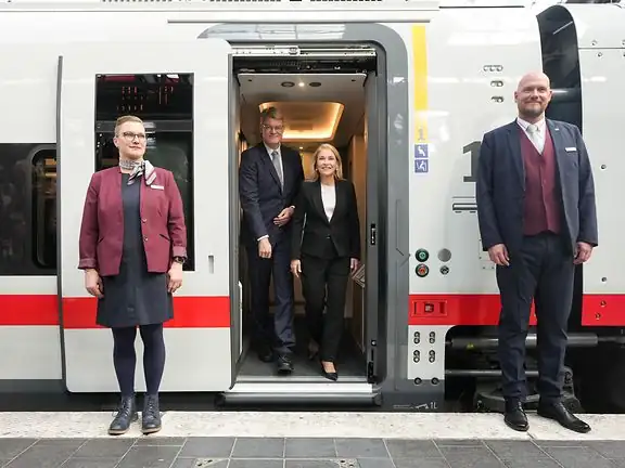 Deutsche Bahn unveils ICE L, setting a new comfort standard Deutsche Bahn unveils ICE L, setting a new comfort standard