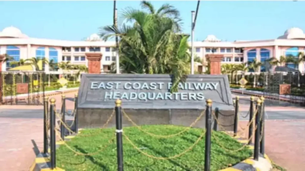 East Coast Railway Cancels 43 Trains Due to Cyclone Montha East Coast Railway Cancels 43 Trains Due to Cyclone Montha