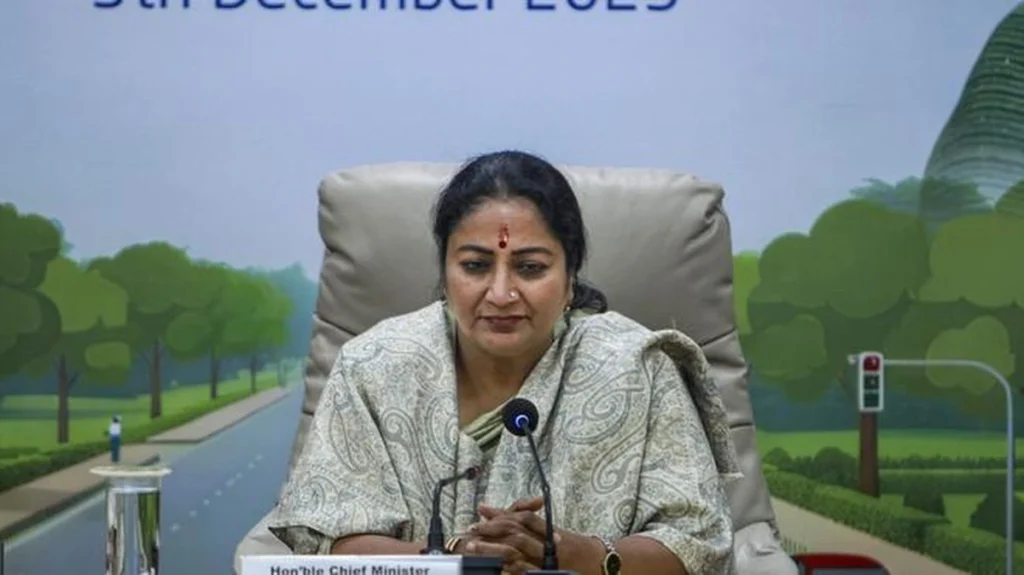 Delhi CM warns DMRC over metro dust pollution Delhi CM warns DMRC over metro dust pollution