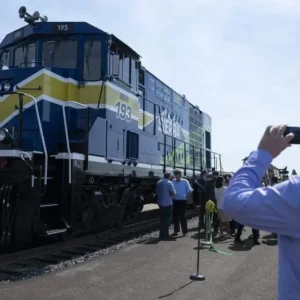 Hydrogen-battery switcher locomotive in the US