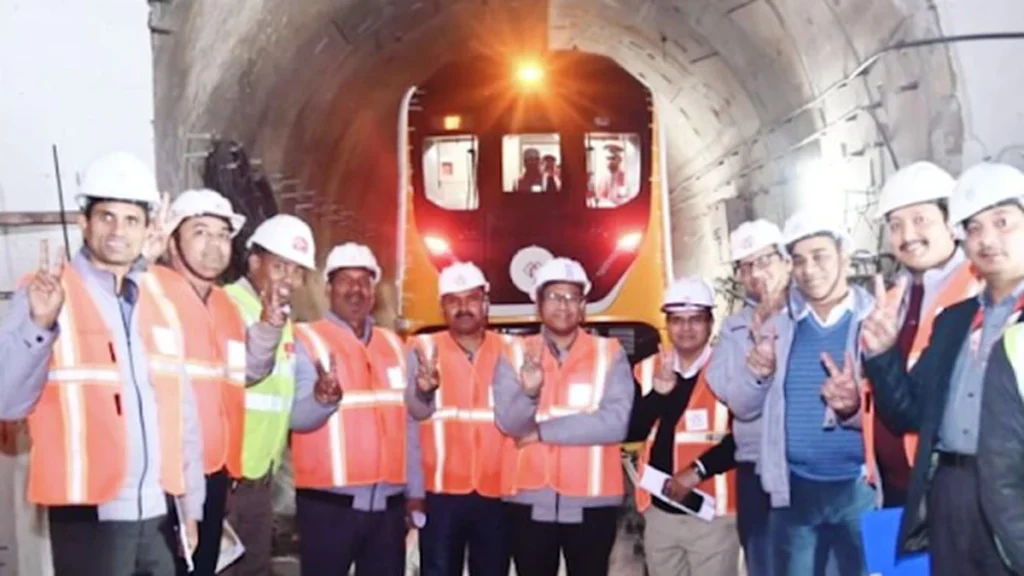 Agra Metro trial run on 6 km Mankameshwar–ISBT