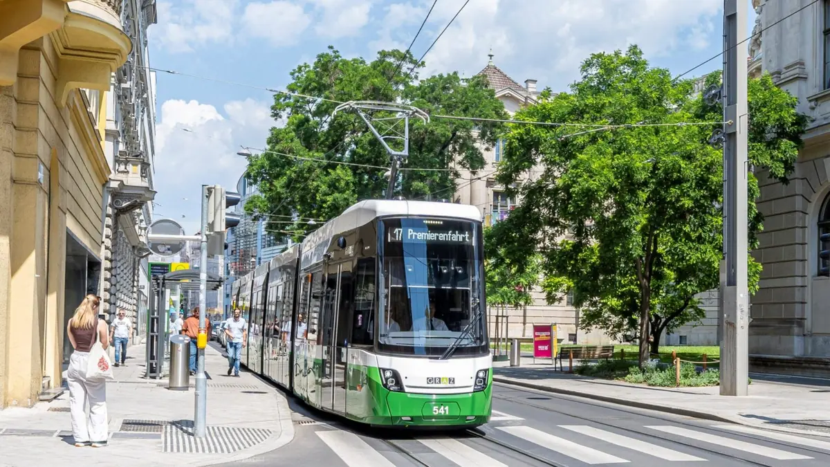 Graz puts its first Flexity tram into service