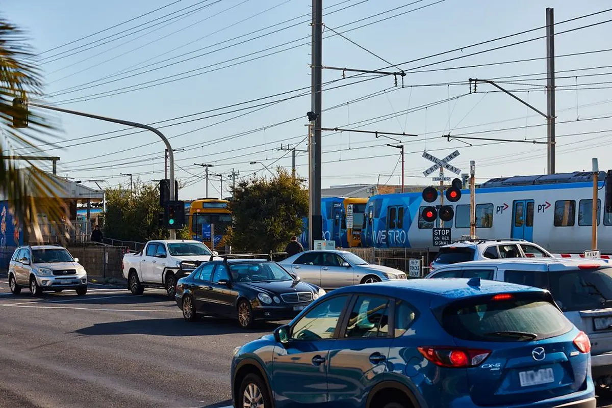 Groves Street level crossing in Aspendale Traffic at the Groves Street level crossing in Aspendale