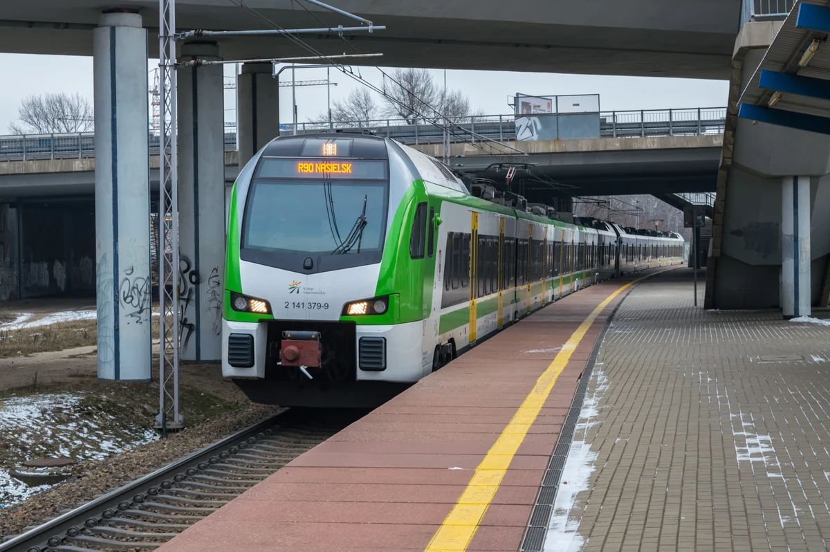 Two ER160 Stadler Flirt3 units of Koleje Mazowieckie at Warszawa Toruńska