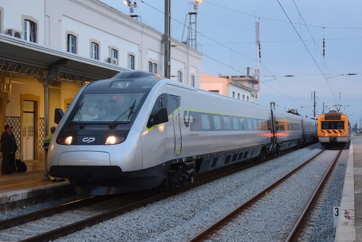 Archive photo of an Alfa Pendular train in CP livery