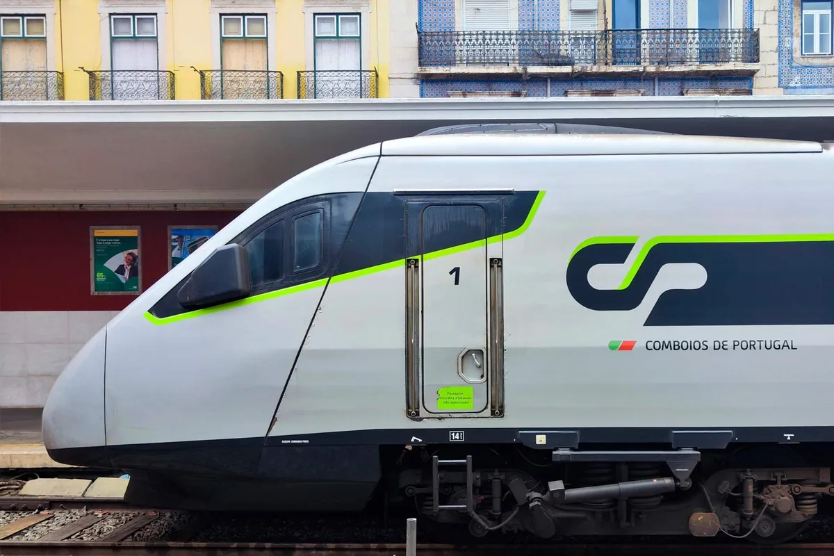 Side view of a CP Alfa Pendular train