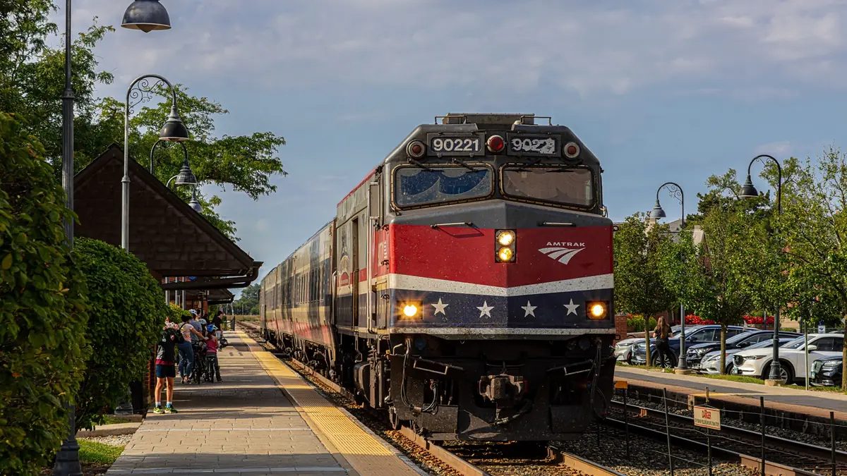 Amtrak Hiawatha train at Glenview Station