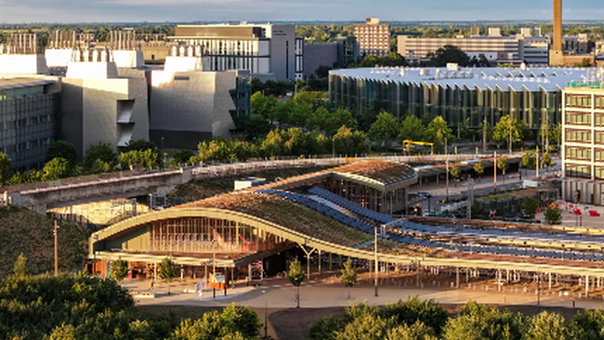 Cambridge South station starts passenger service