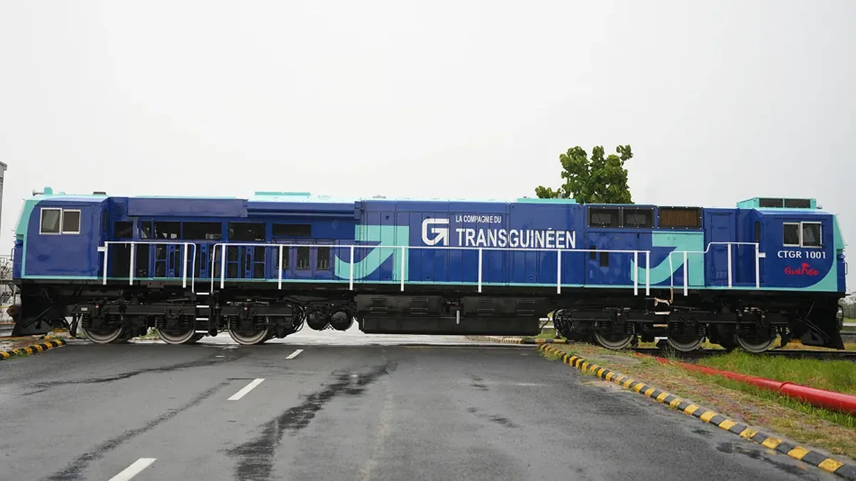 TransGuinéen ES43ACi locomotive built at the Marhowra plant