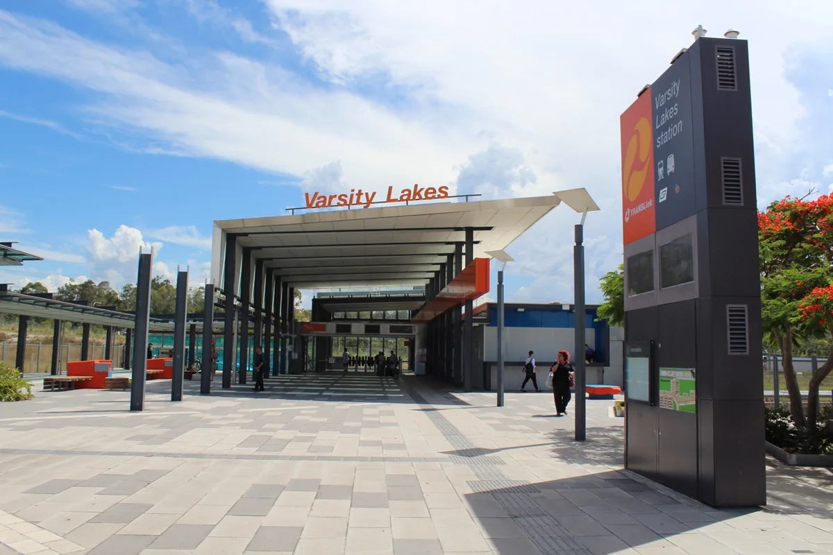 Varsity Lakes railway station Entrance to Varsity Lakes railway station