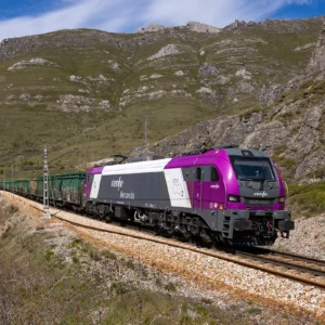 Renfe Mercancías EURO6000 hauling a freight train