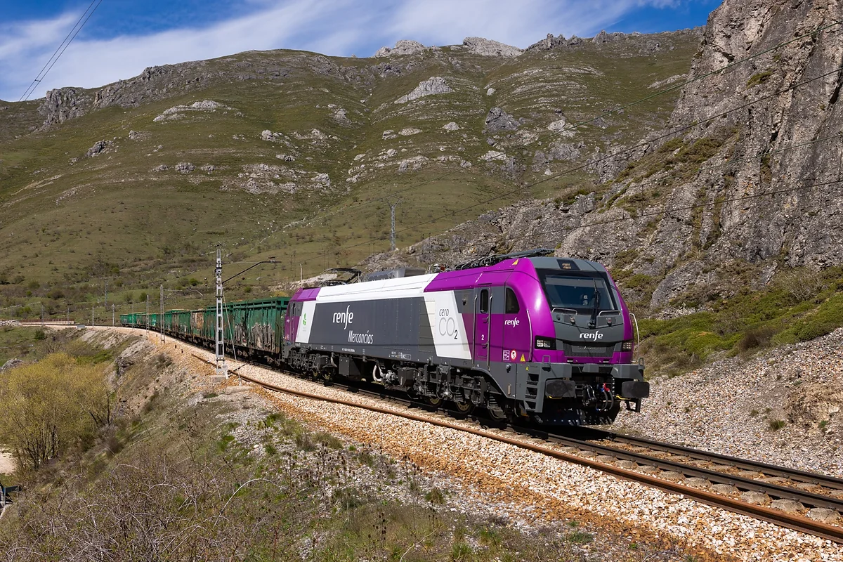EURO6000 at Pajares Pass Renfe Mercancías EURO6000 hauling a freight train