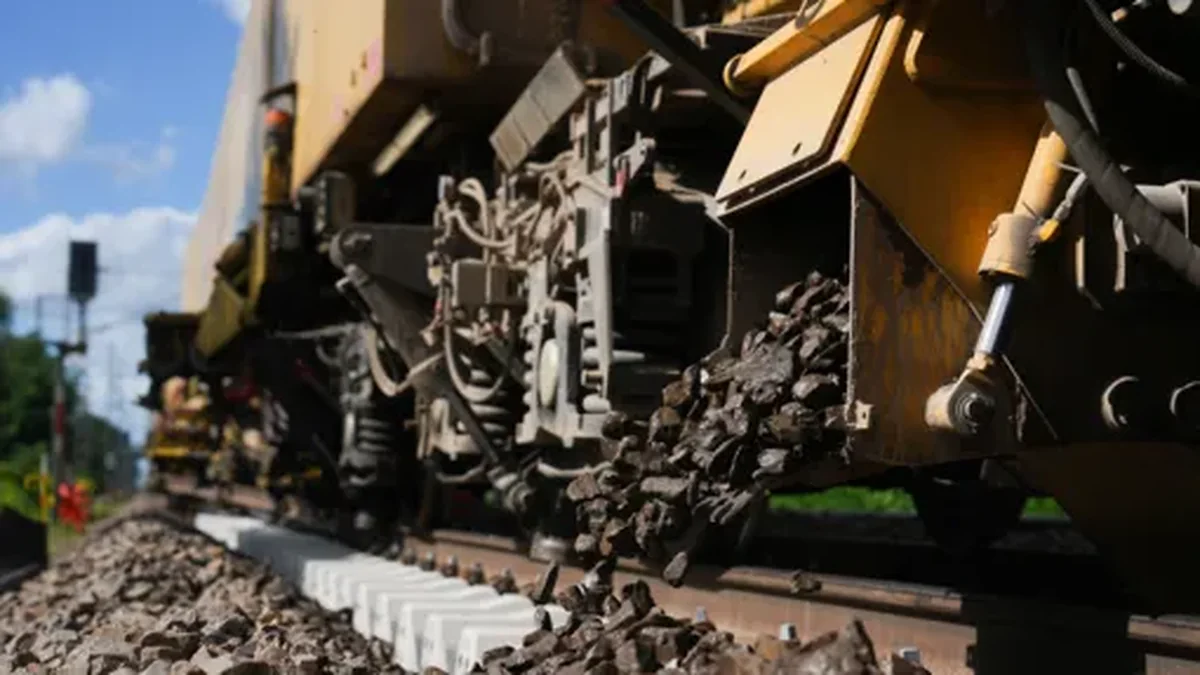 Track renewal on the Troisdorf – Wiesbaden corridor Railway maintenance machine working on track during corridor renewal