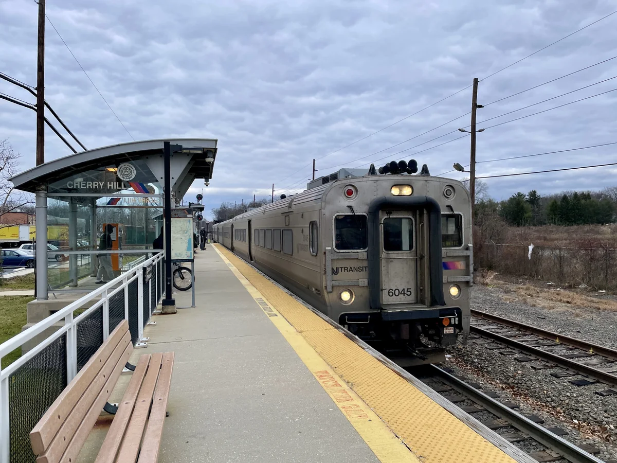 NJ Transit Comet V train arriving at Cherry Hill station