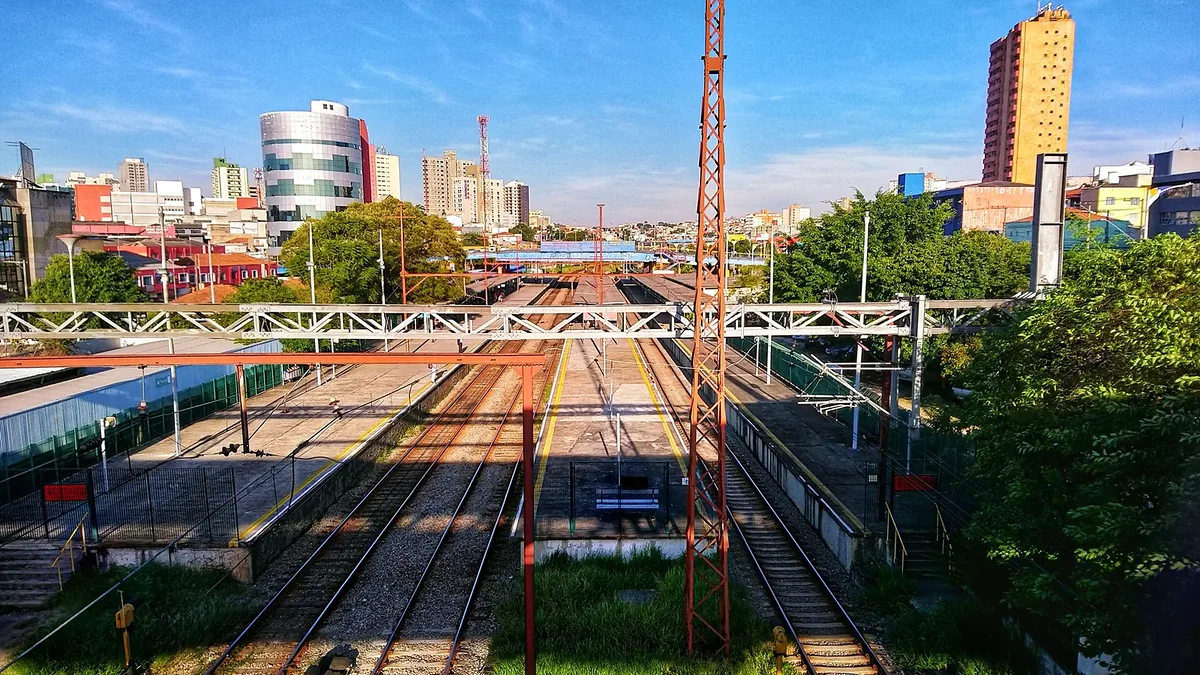 Mauá station platforms and railway tracks on CPTM Line 10-Turquoise in Greater São Paulo Mauá station platforms and railway tracks on CPTM Line 10-Turquoise in Greater São Paulo