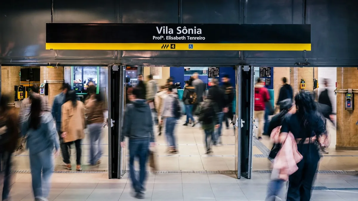 Passengers enter Vila Sônia station on São Paulo Metro Line 4-Yellow Passengers enter Vila Sônia station on São Paulo Metro Line 4-Yellow