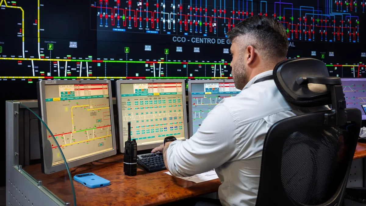 Operator monitors São Paulo Line 4-Yellow signalling systems in the control centre Operator monitors São Paulo Line 4-Yellow signalling systems in the control centre