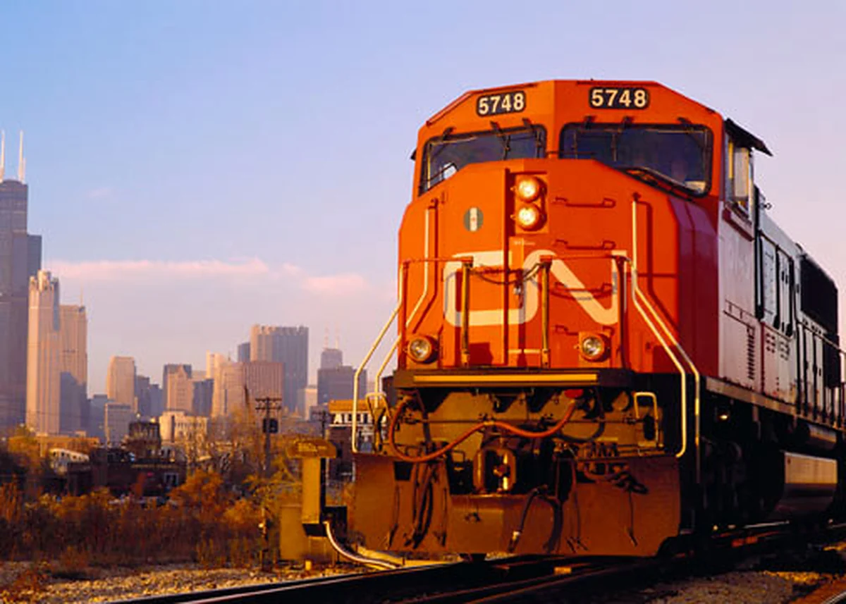 CN locomotive operating in Chicago with the city skyline