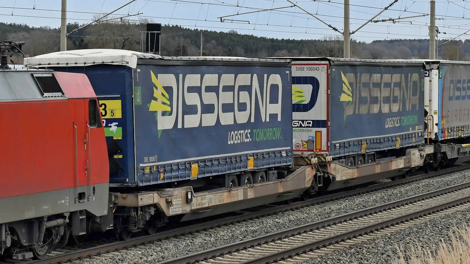 Intermodal freight train carrying semi-trailers on a VTG TWIN pocket wagon near Hattenhofen.