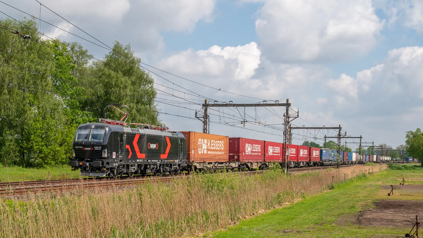 CARGOUNIT Siemens Vectron hauling an LTE container train in the Netherlands