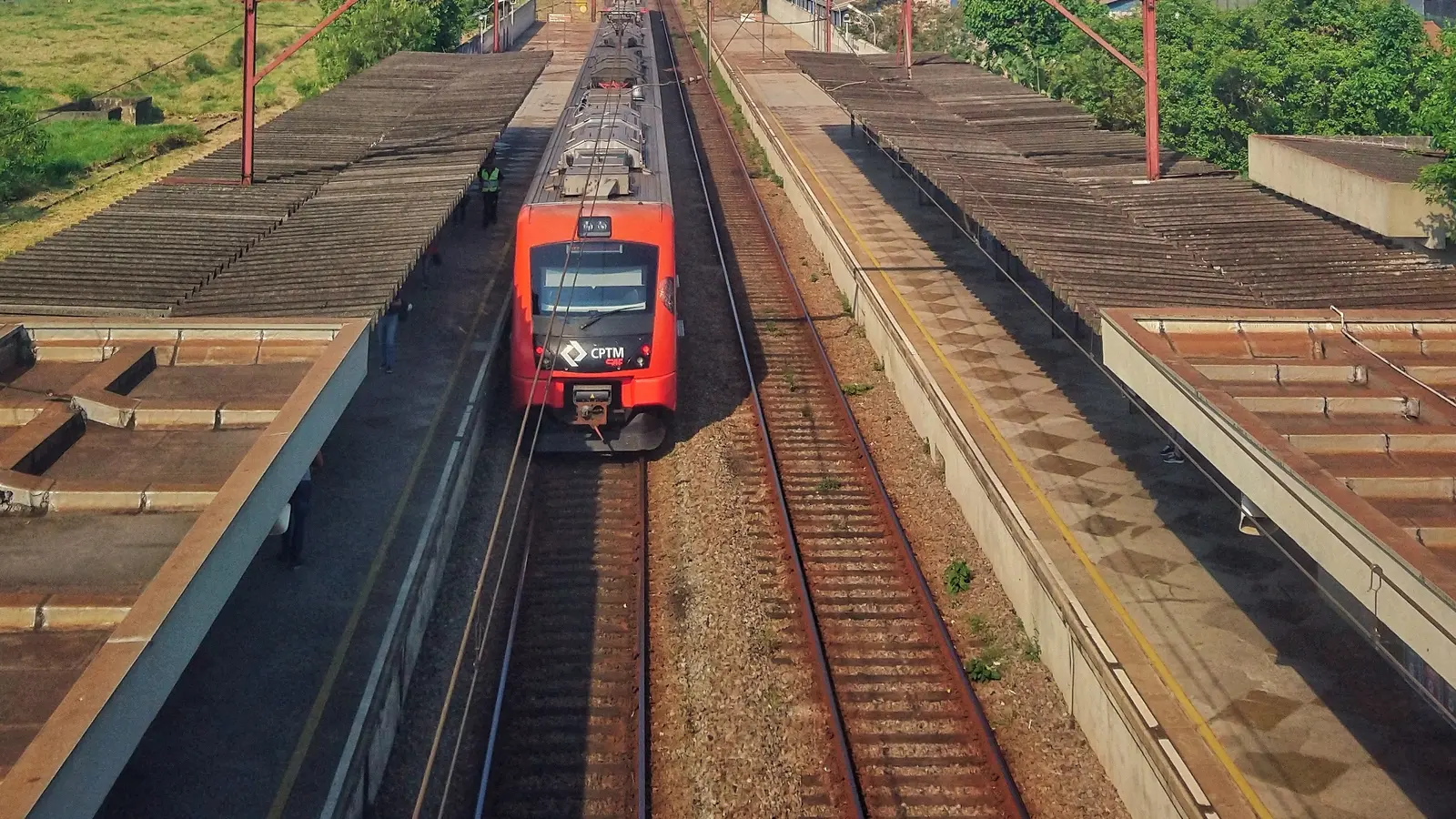 CPTM commuter train passing through Capuava station on Line 10-Turquoise