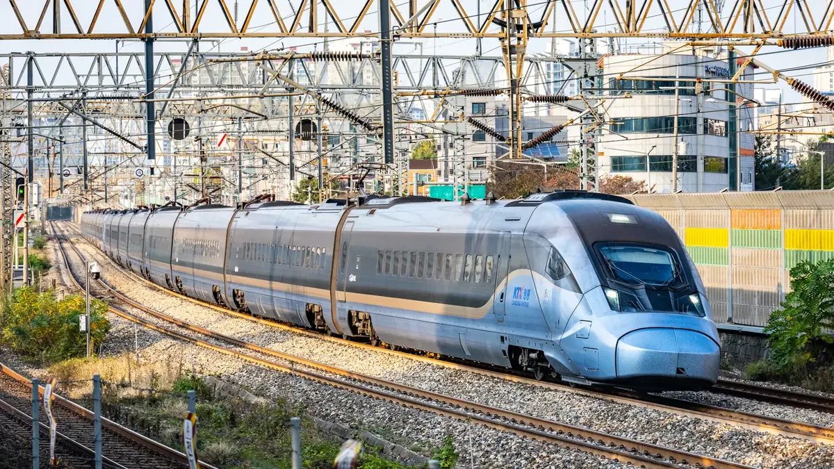 Korail KTX-Cheongryong EMU-320 train passing through Guro Korail KTX-Cheongryong EMU-320 train passing through Guro