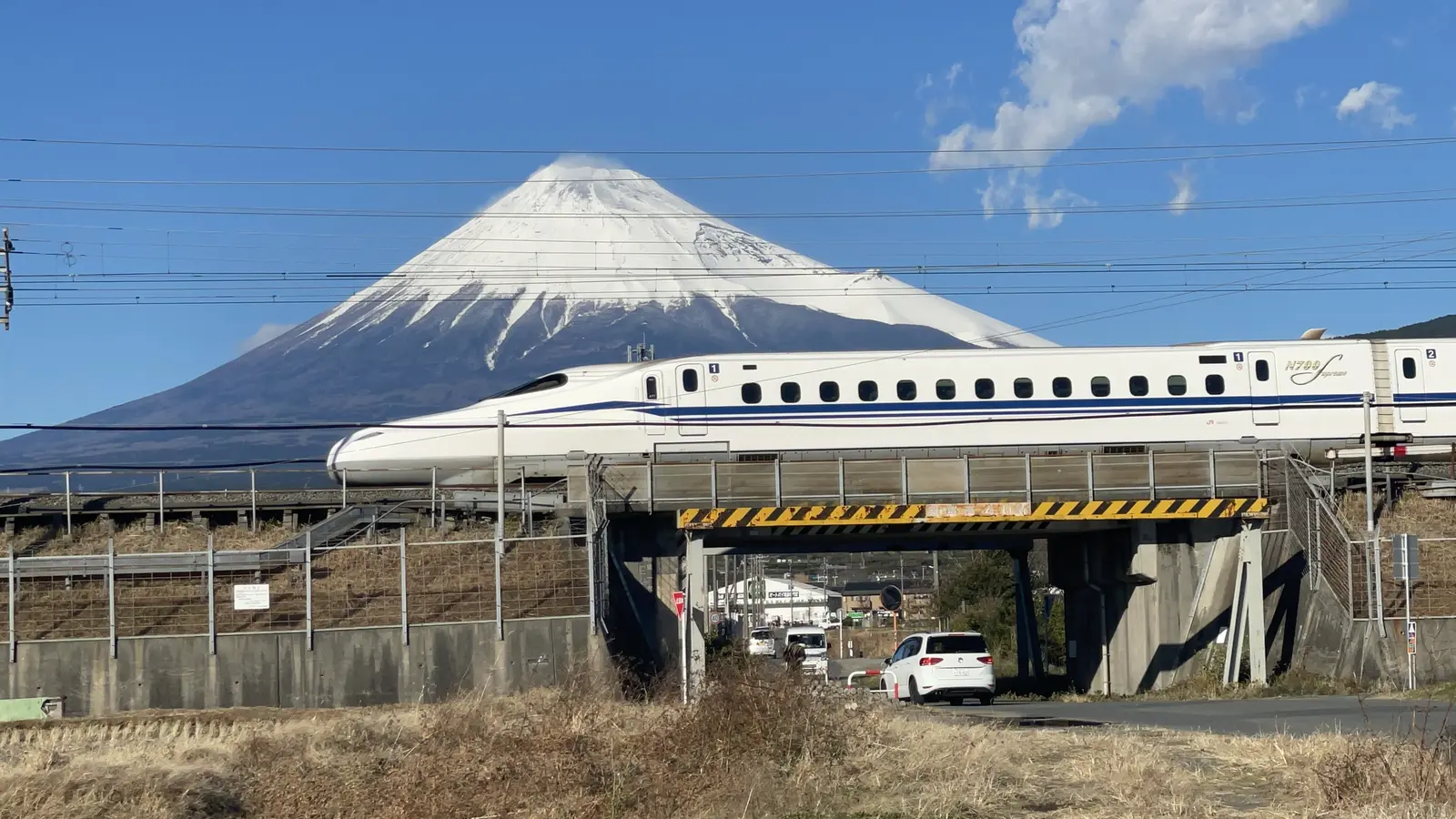 An N700S Shinkansen passes in front of Mount Fuji in Japan, illustrating the platform used to develop Taiwan’s N700ST train.