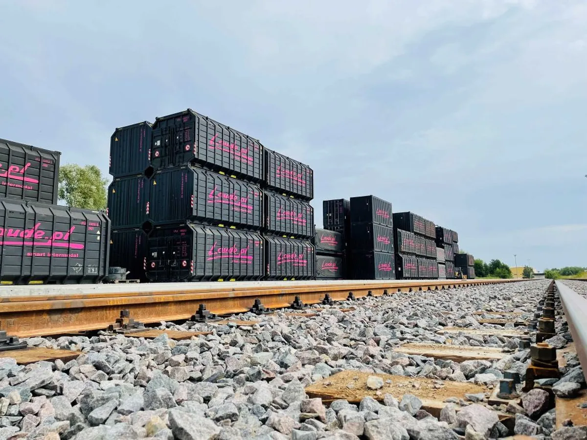 Biomass rail freight in Poland is expanding as Laude containers carry 4,500 cubic metres per train across different gauges. Biomass rail freight in Poland is expanding as Laude containers carry 4,500 cubic metres per train across different gauges.