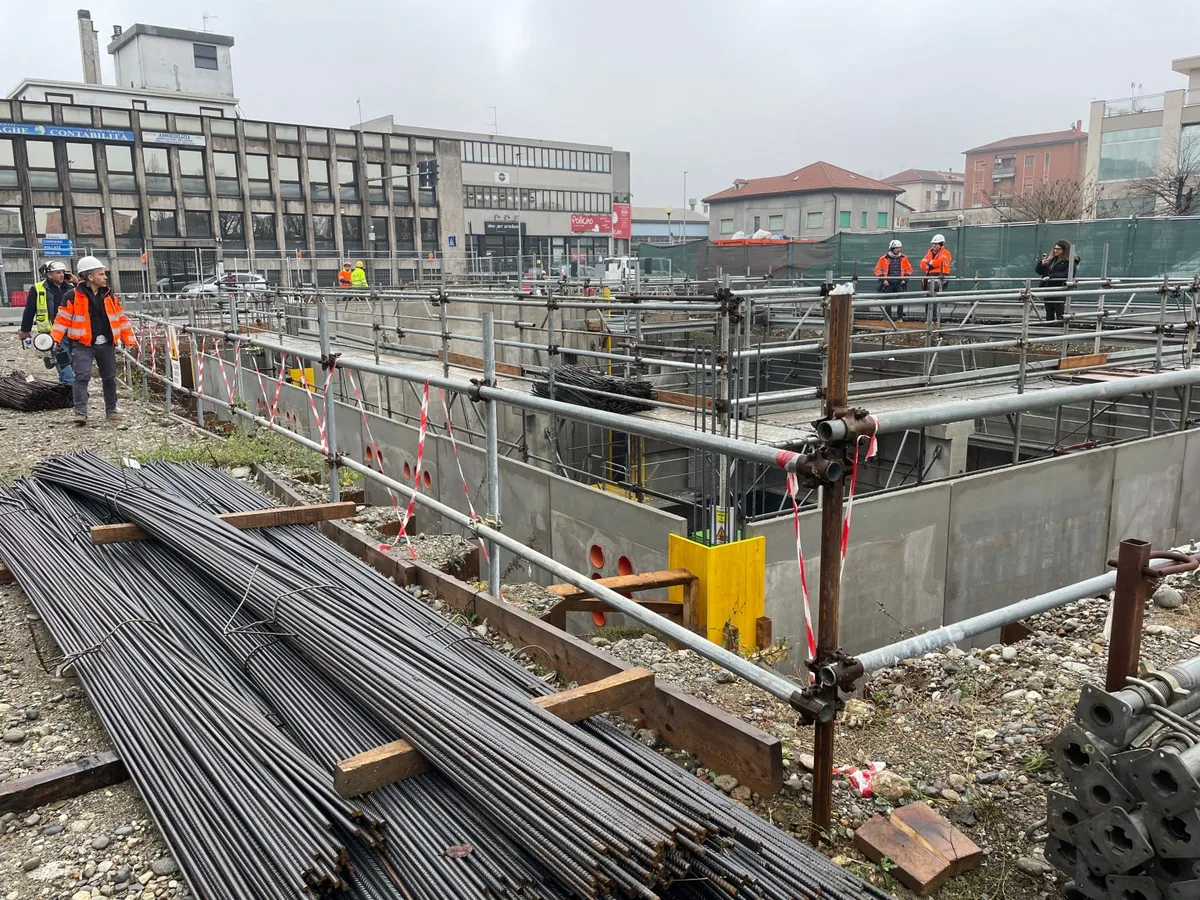 Milano–Seregno light rail funding gains €25m as the project cost reaches €381.7m, while the planned 2029 opening faces risks.