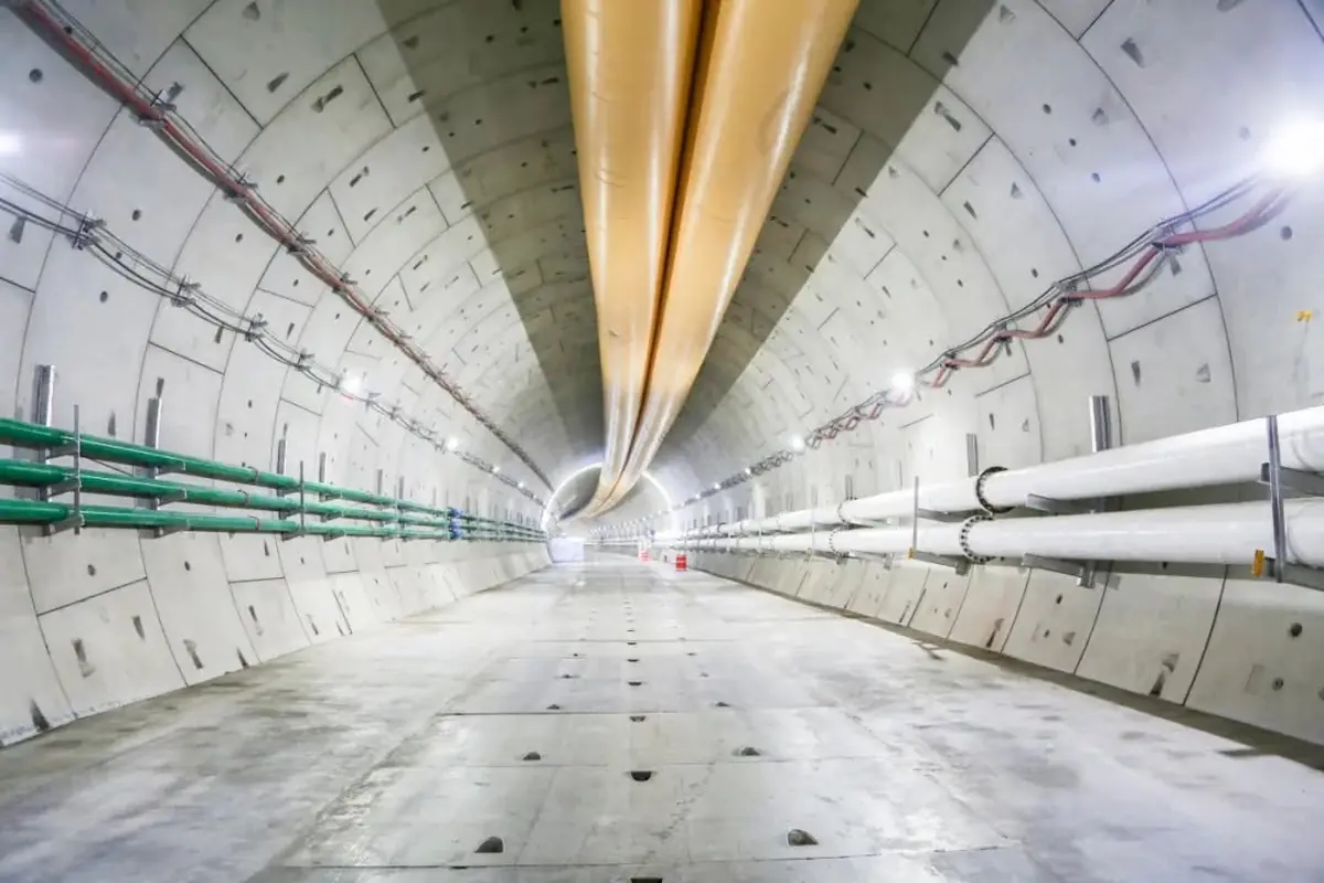 China’s first high-speed rail tunnel under the Yangtze is complete in Chongqing, enabling ballastless track and rail installation. China’s first high-speed rail tunnel under the Yangtze is complete in Chongqing, enabling ballastless track and rail installation.