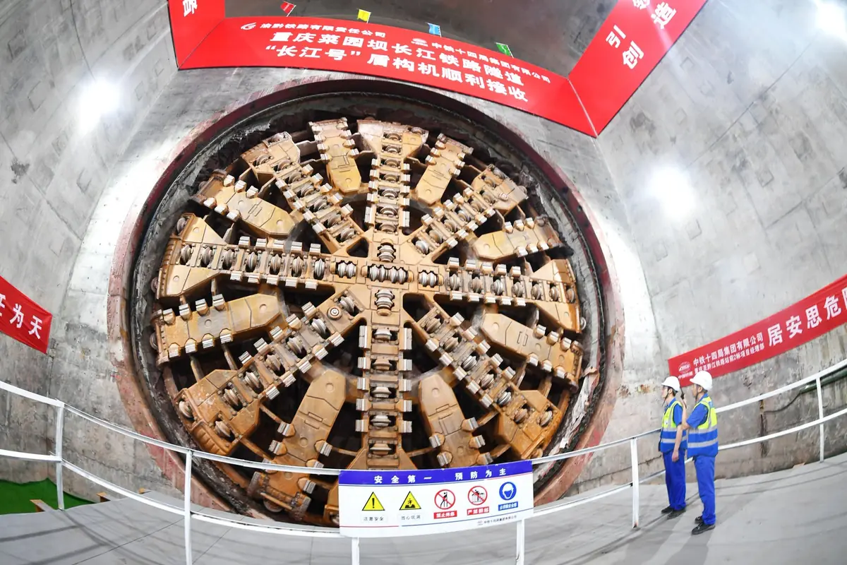China’s first high-speed rail tunnel under the Yangtze is complete in Chongqing, enabling ballastless track and rail installation. China’s first high-speed rail tunnel under the Yangtze is complete in Chongqing, enabling ballastless track and rail installation.