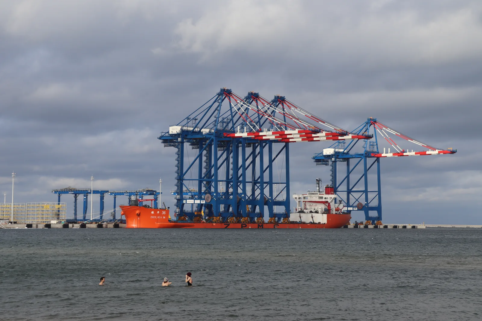 Zhen Hua 36 heavy-lift ship carrying quay cranes at Baltic Hub in Gdańsk. Zhen Hua 36 heavy-lift ship carrying quay cranes at Baltic Hub in Gdańsk.