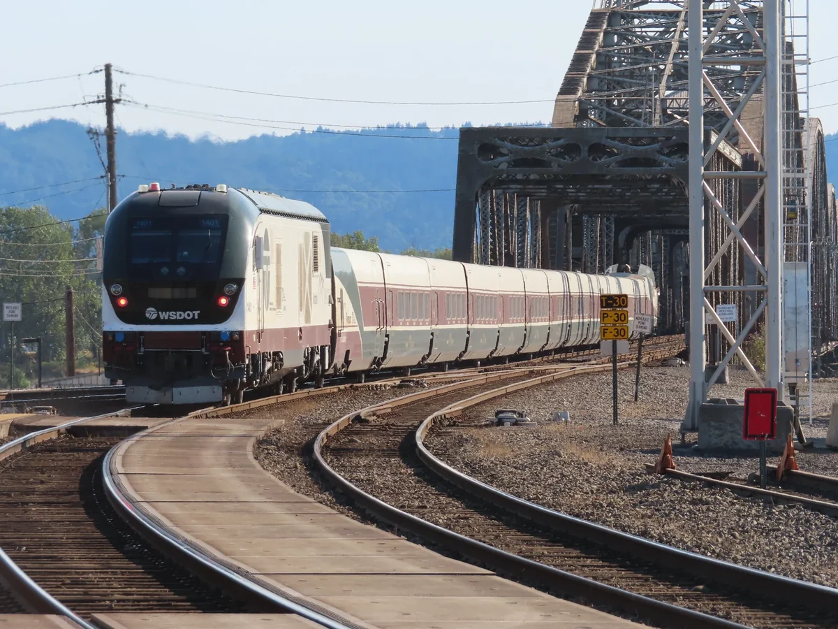 Northbound Amtrak Cascades train arriving at Vancouver, Washington