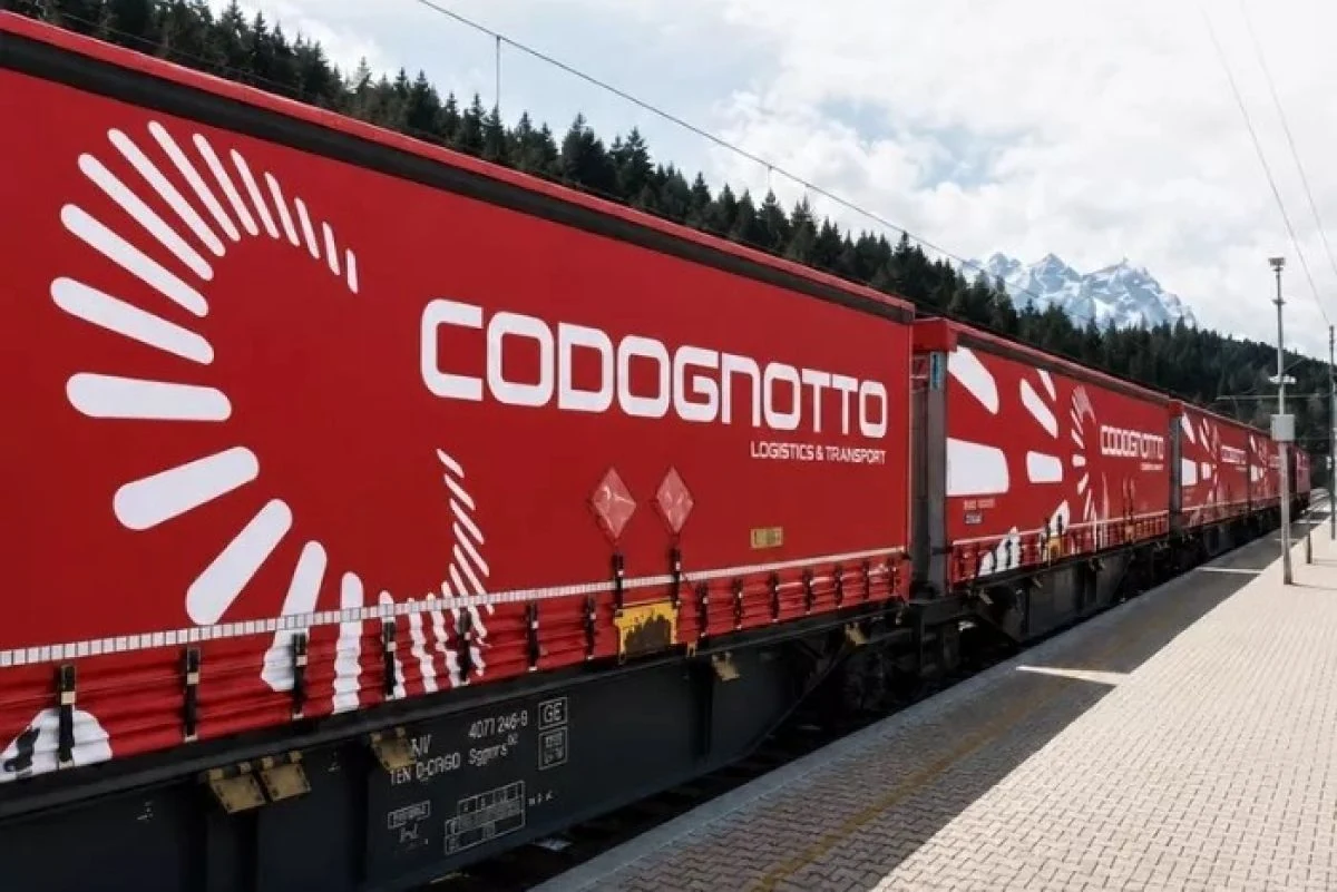 Codognotto plans a Spain–Belgium P400 rail service from September, carrying 4-metre MEGA trailers with road legs at each end.