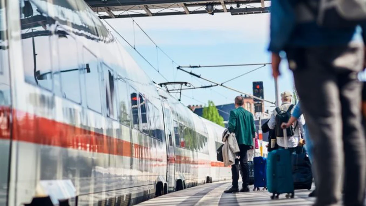 Steffen Bilger had to leave an ICE railcar after its air-conditioning failed on a Berlin–Hamburg trip focused on railway issues.