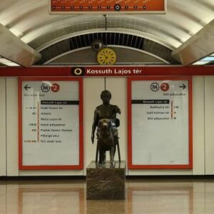 Budapest M2 metro disruption lasted nearly 90 minutes after a wild boar entered Kossuth Lajos tér station and reached the tracks.