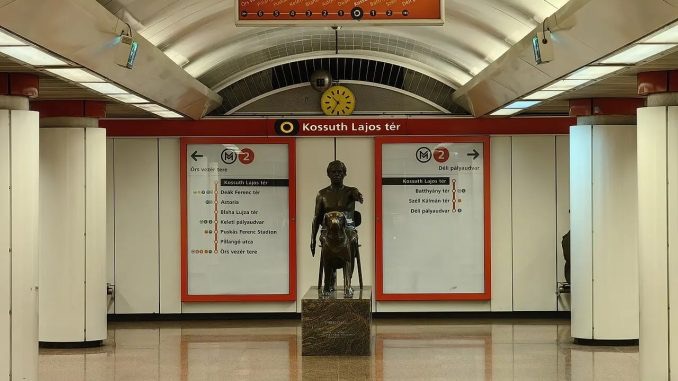 Budapest M2 metro disruption lasted nearly 90 minutes after a wild boar entered Kossuth Lajos tér station and reached the tracks.