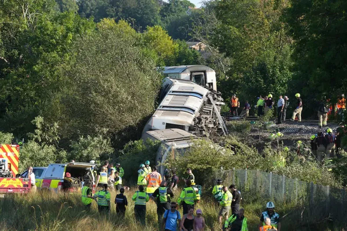 Eighteen people were taken to hospital after the Southern train derailment near Lewes as RAIB investigates and the line remains closed.
