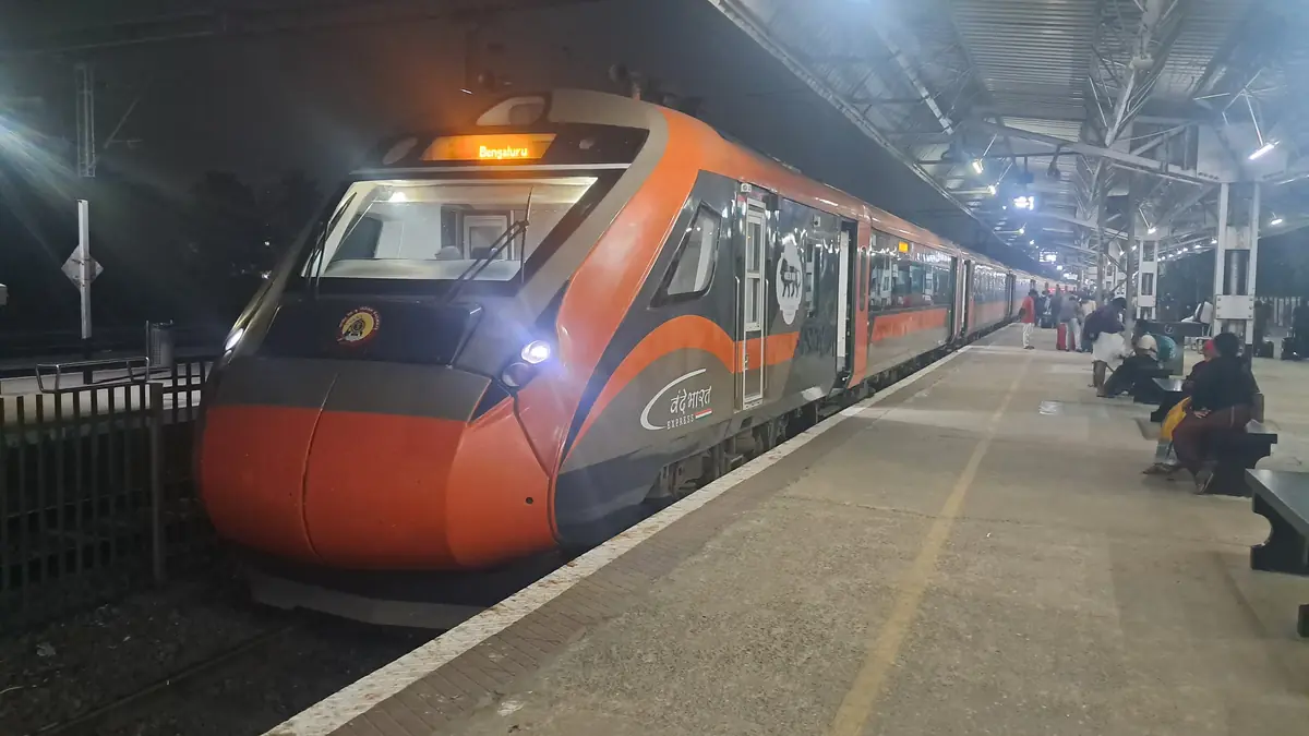     Атрибут alt: Vande Bharat Express train on the Bengaluru–Ernakulam route