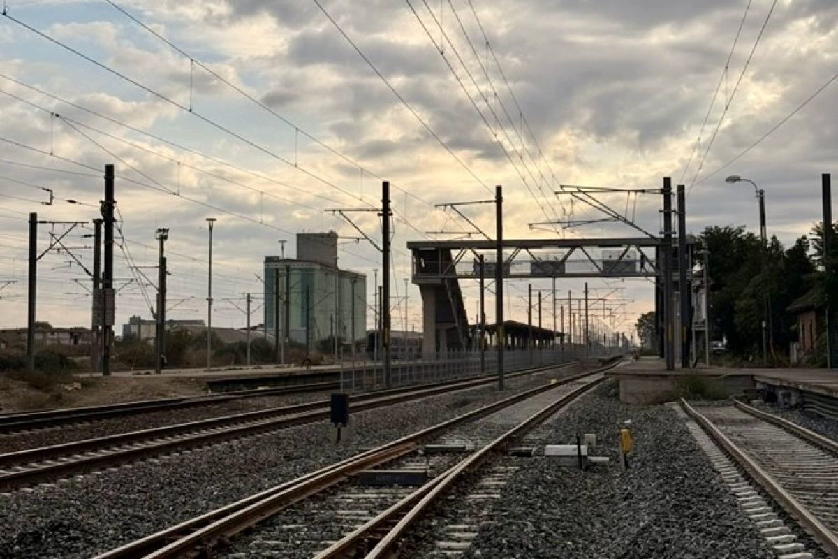 Railway tracks and overhead electrification at Ciulnița station after the Hitachi Rail signalling upgrade