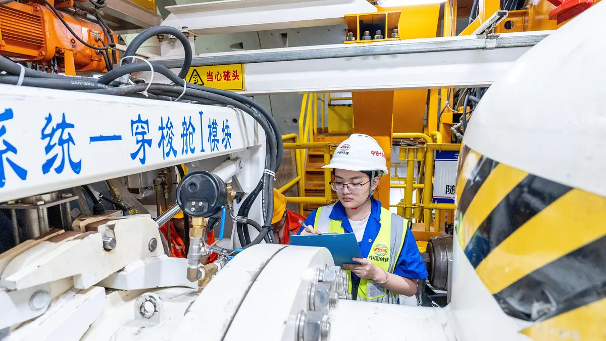  Construction site of the Jintang undersea tunnel cutter replacement operation