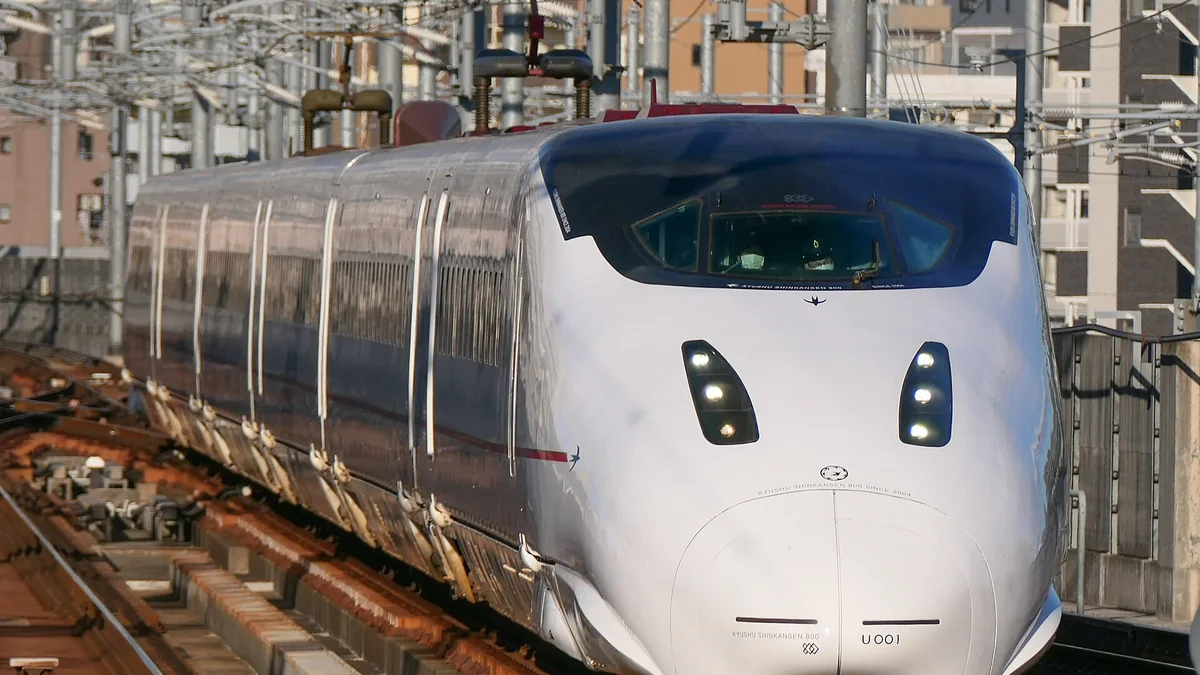 JR Kyushu 800 Series Shinkansen entering Kumamoto Station