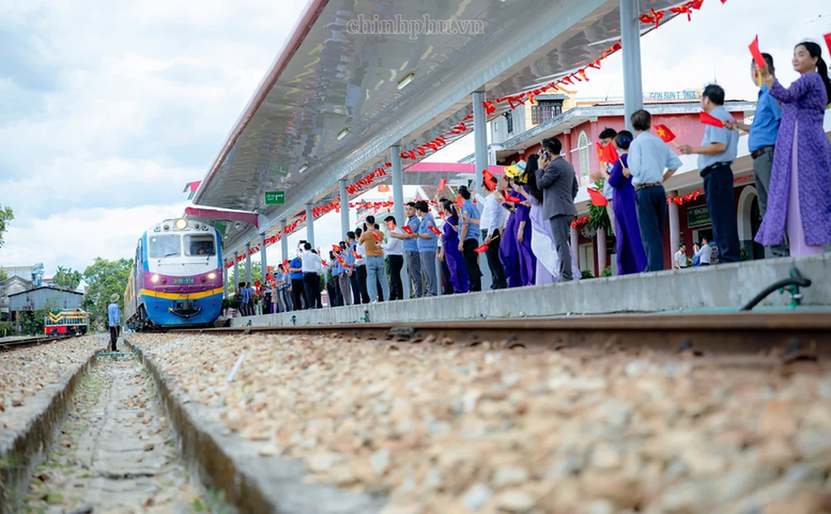 Hue–Phong Nha tourist train arriving at the platform during the launch