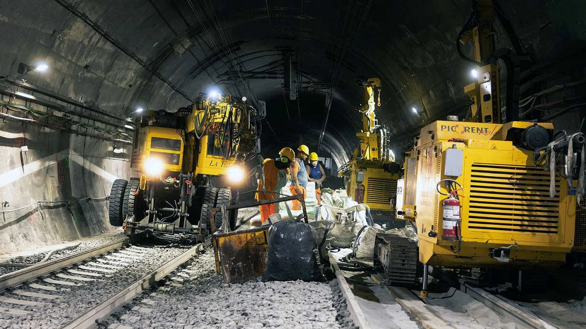 Infrastructure works inside the Fabro tunnel on the Florence–Rome line