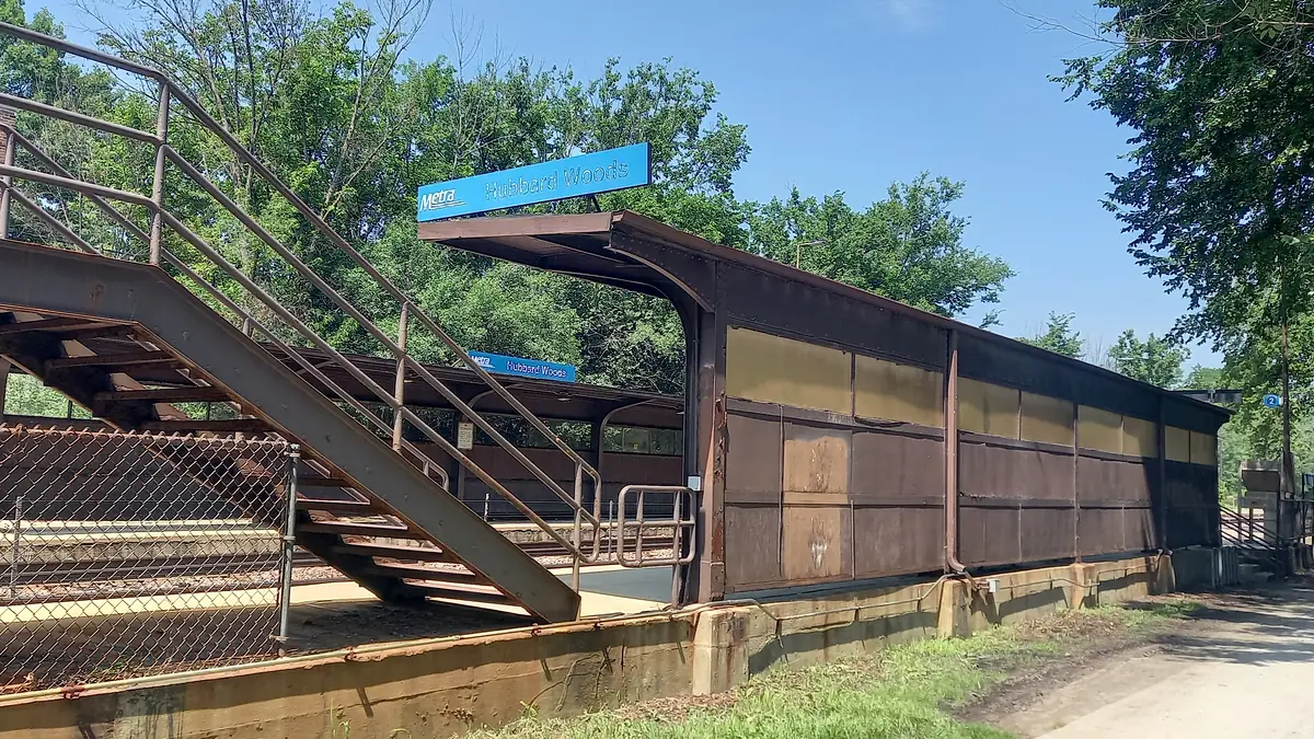 Stairs, platform shelters and Hubbard Woods signs at the Metra station in Winnetka, Illinois