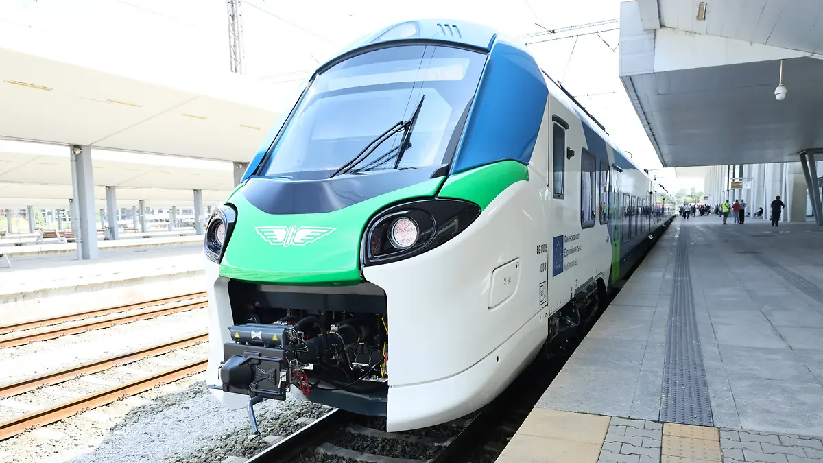 A Bulgarian Coradia Stream EMU in green-and-white BDZ livery at a station platform