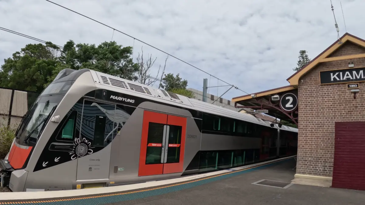 Mariyung train beside platform 2 at Kiama Station on the South Coast Line